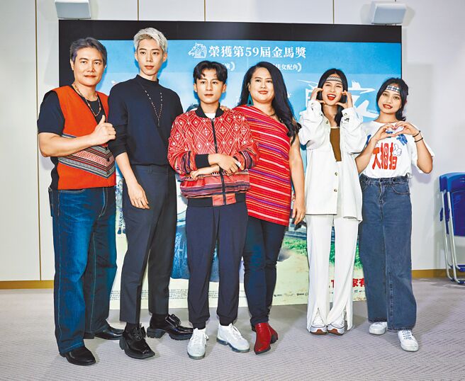 洪金辉（左起）、黄信赫、张祖钧、导演陈洁瑶、林亭莉、李瑄昨出席《哈勇家》感谢签名会。（罗永铭摄）