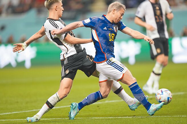 日本旅德好手浅野拓磨（右）对德国突袭射入致胜进球。（美联社）