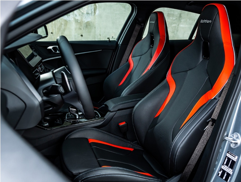 全新車型更升級了ColorVision專屬的Dakota雙色真皮內裝，同時配備M Sport套件，包含M雙前座跑車座椅和M款多功能真皮方向盤，營造不同氛圍。 (圖/汎德股份有限公司提供)