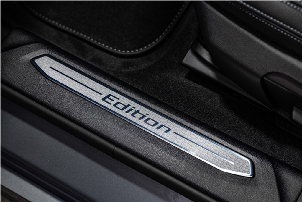 專屬的Edition字樣前車門門檻，完美彰顯獨特跑格氛圍，讓全新BMW THE 1 Edition ColorVision，不論是在時尚型格而或質感鋪陳皆有全方位的進化。 (圖/汎德股份有限公司提供)