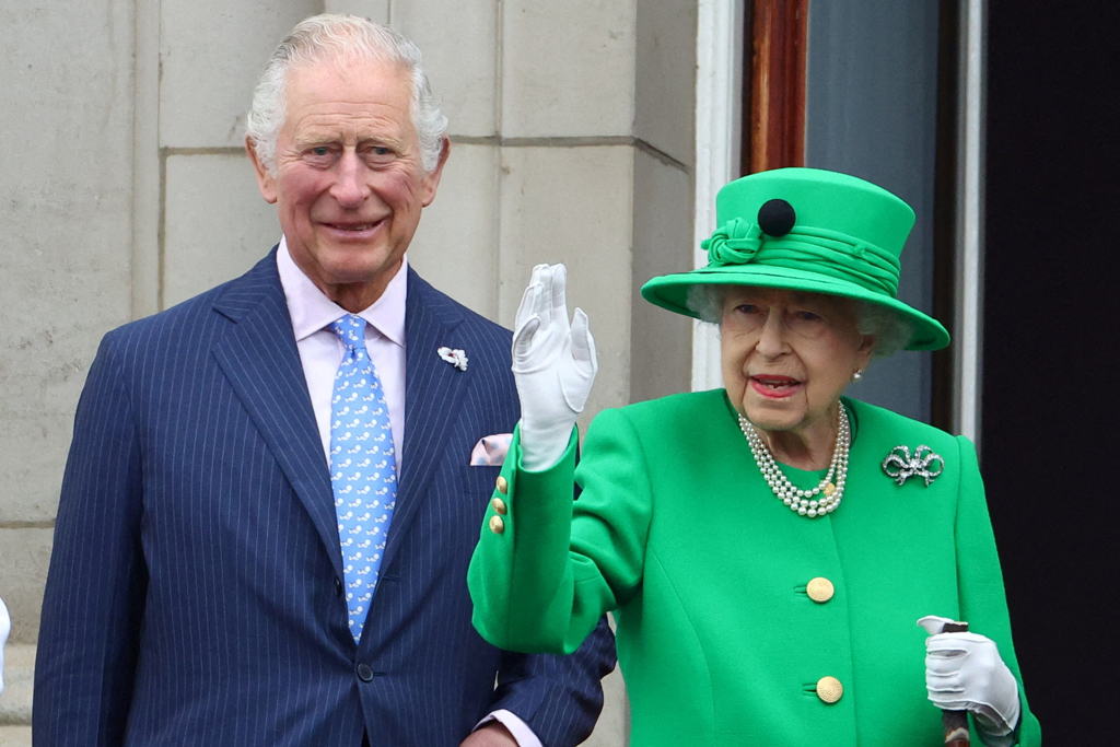 查尔斯和女王伊莉莎白二世2022年6 月 5 日在伦敦出席白金禧（Platinum Jubilee）庆祝活动的神情。（达志图库/TGP）(photo:ChinaTimes)
