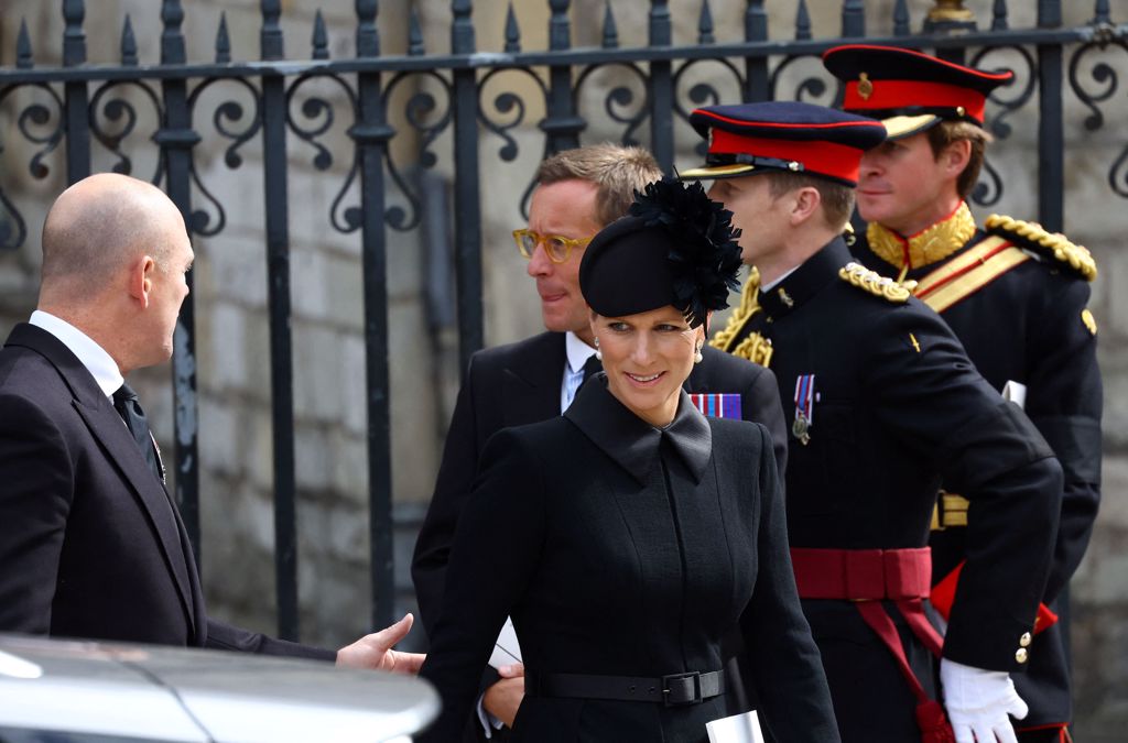 中萨拉公主（Zara Phillips）和左夫婿廷德尔（Mike Tindall）近期深获民心，可能取代萨塞克斯公爵夫妇的位置；图为女王葬礼当天，夫妻俩现身西敏寺外。图/路透社(photo:ChinaTimes)