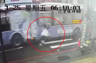 誇張！桃園18歲女學生遭公車「拖行」數公尺慘摔 驚悚畫面曝光