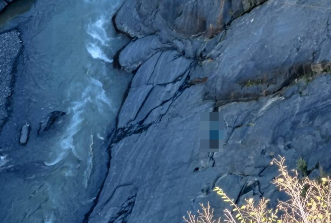霞喀罗步道白石吊桥附近发生登山客坠谷，沈姓妇人坠落在山崖边当场死亡。（新竹县消防局提供／罗浚滨新竹传真）
