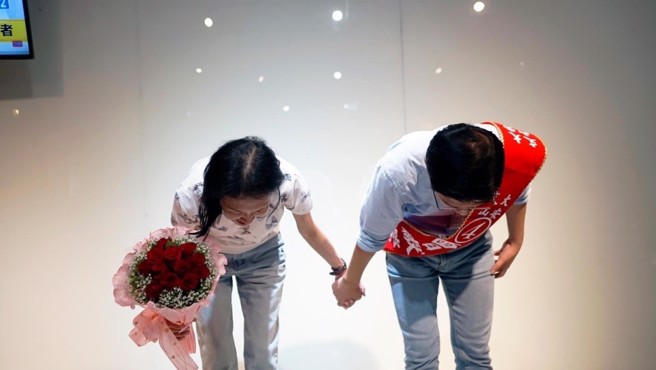 曾献莹以21888票高居第三当选台北市议员，他与妻子牵手鞠躬，表达深深的谢意。(图片来源/曾献莹提供)