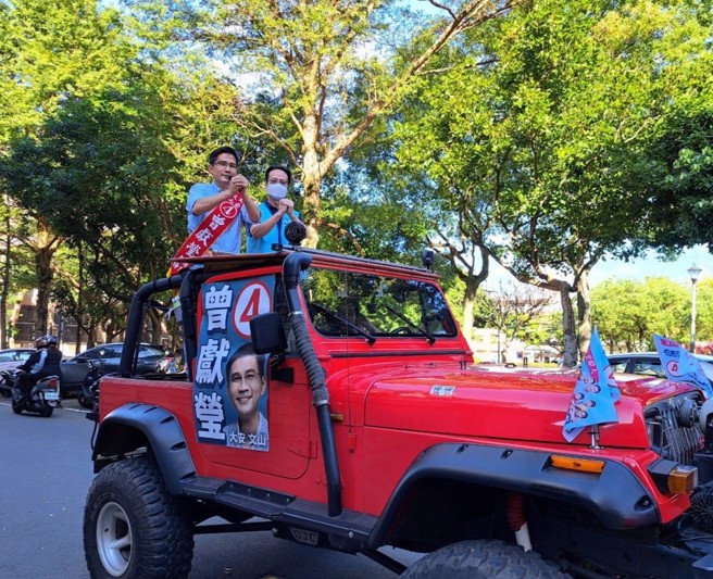 曾献莹在大安文山区沿街向广大支持者致谢，他表示：「愿做人民的仆人。」(图片来源/曾献莹提供)