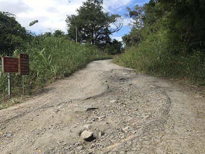 雪山坑林道4K＋600附近路面破损，通行安全堪虑，东势林管处将进行整修封路。（东势林管处提供）