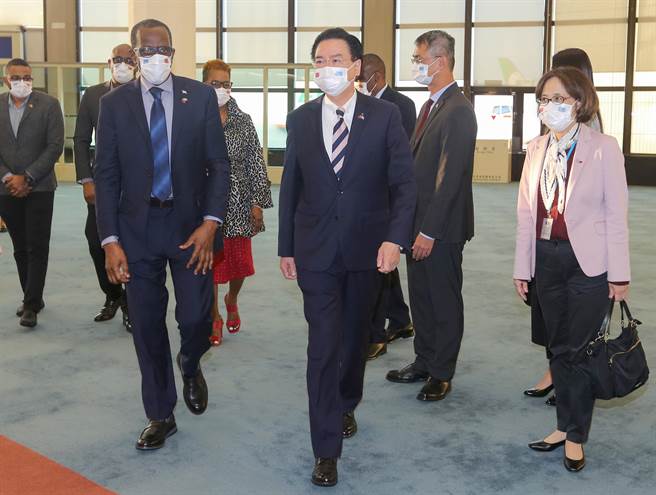 聖露西亞總理皮耶（Philip J. Pierre）應中華民國政府邀請，於28日清晨率團抵台訪問，外交部長吳釗燮親自到場接機，皮耶總理在桃機場發表談話時表示，期待訪台行程非常成功。（陳麒全攝）