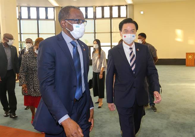 聖露西亞總理皮耶（Philip J. Pierre）應中華民國政府邀請，於28日清晨率團抵台訪問，外交部長吳釗燮親自到場接機，皮耶總理在桃機場發表談話時表示，期待訪台行程非常成功。（陳麒全攝）