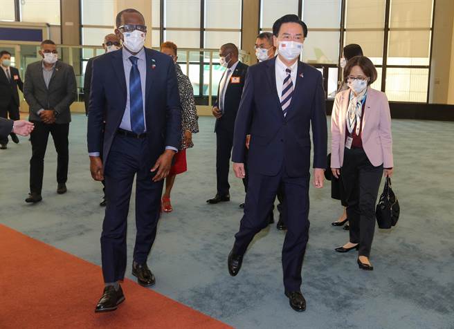 聖露西亞總理皮耶（Philip J. Pierre）應中華民國政府邀請，於28日清晨率團抵台訪問，外交部長吳釗燮親自到場接機，皮耶總理在桃機場發表談話時表示，期待訪台行程非常成功。（陳麒全攝）