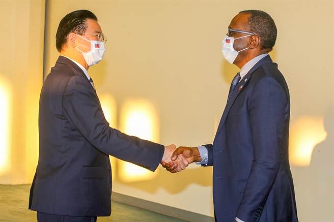 聖露西亞總理皮耶（Philip J. Pierre）應中華民國政府邀請，於28日清晨率團抵台訪問，外交部長吳釗燮親自到場接機，皮耶總理在桃機場發表談話時表示，期待訪台行程非常成功。（陳麒全攝）