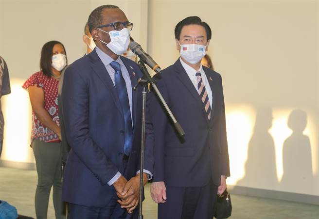 聖露西亞總理皮耶（Philip J. Pierre）應中華民國政府邀請，於28日清晨率團抵台訪問，外交部長吳釗燮親自到場接機，皮耶總理在桃機場發表談話時表示，期待訪台行程非常成功。（陳麒全攝）