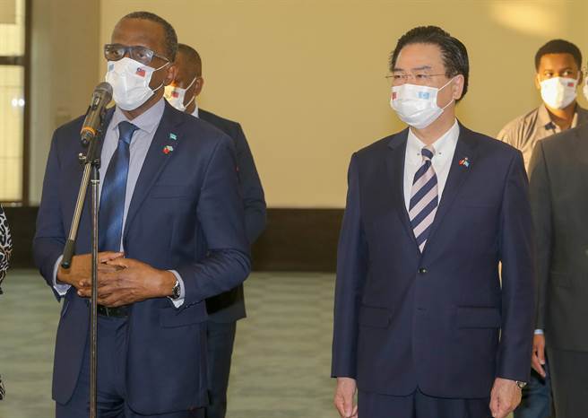 聖露西亞總理皮耶（Philip J. Pierre）應中華民國政府邀請，於28日清晨率團抵台訪問，外交部長吳釗燮親自到場接機，皮耶總理在桃機場發表談話時表示，期待訪台行程非常成功。（陳麒全攝）