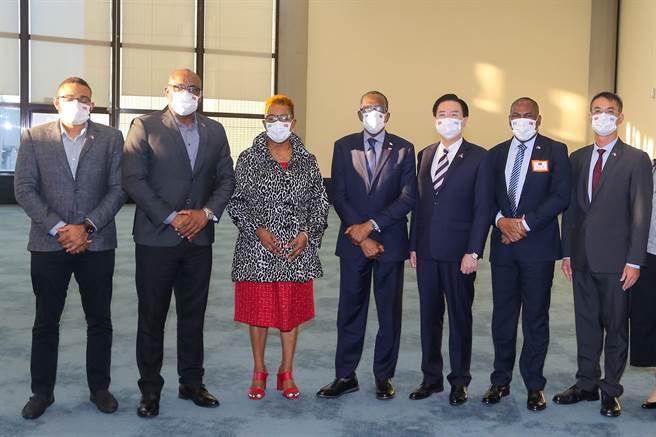 聖露西亞總理皮耶（Philip J. Pierre）（中）應中華民國政府邀請，於28日清晨率團抵台訪問，外交部長吳釗燮（右三）親自到場接機，皮耶總理在桃機場發表談話時表示，期待訪台行程非常成功。（陳麒全攝）