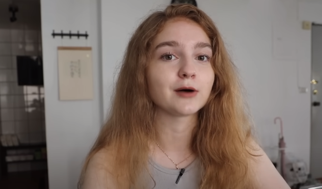 一名俄羅斯正妹表示，3個月前到台灣大學學中文，任何美食小吃都勇於嘗試，唯獨臭豆腐讓她無法接受，她形容味道像哥哥的臭襪子。（圖／翻攝自不要鬧工作室YouTube）