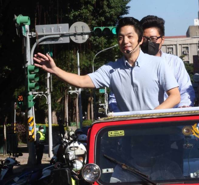 台北市长当选人蒋万安28日继续进行「无限台北 感谢无限」谢票车队扫街，蒋万安站在吉普车上挥手向市民朋友致谢。（陈君玮摄）
