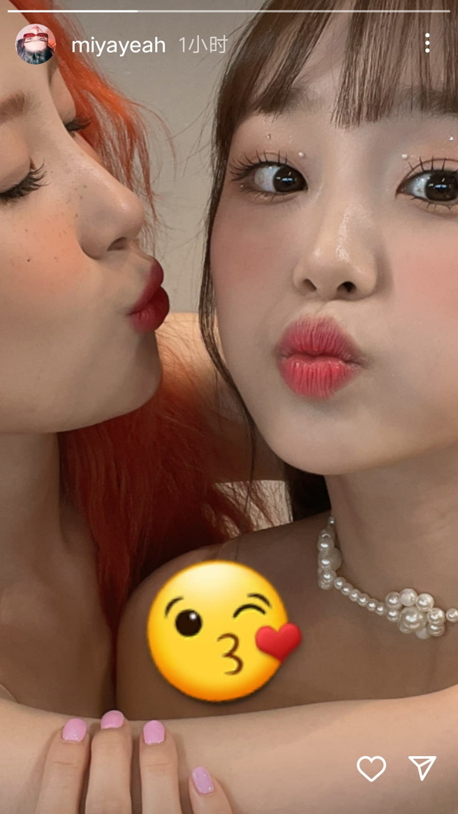 宣美(左)公开晒照力挺Chuu的暖举，让粉丝看得都直呼感动。(图/宣美 IG)