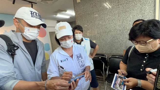 支持者特地到国民党高市党部请柯志恩签名。（柯宗纬摄）