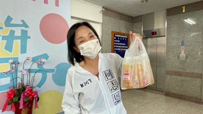 有支持者特地送上饮料打气。（柯宗纬摄）