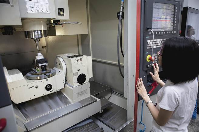 台科大教授陈素芬在校内成立女科技人社团，鼓励更多年轻女性从事科学研究。（台科大提供／林志成台北传真）