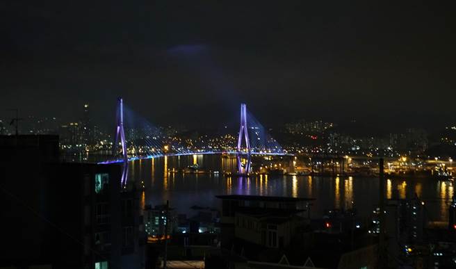 釜山影島的夜景，許多人提到釜山夜景，可能會先想到廣安大橋，但釜山影島的夜景也是相當美麗的。（Athena娜娜美好小旅行提供）