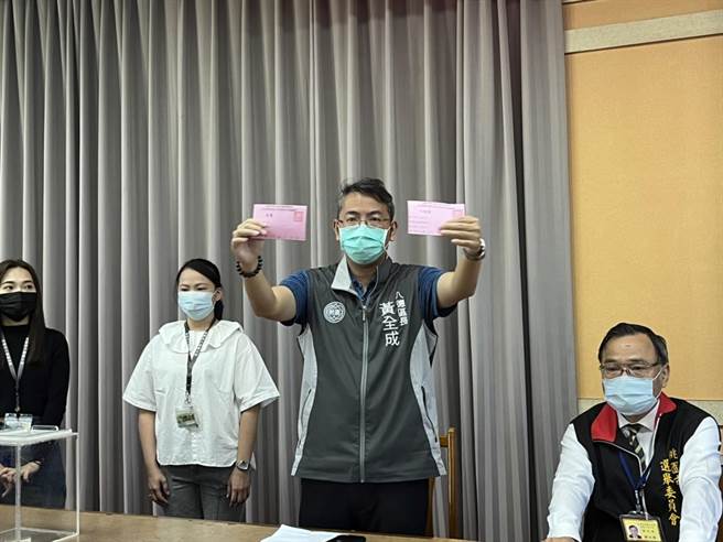 桃园市八德区广隆里有2名里长候选人得票数一样，桃园市选举委员会今天上午10点于八德区公所抽籤。（陈梦茹摄）