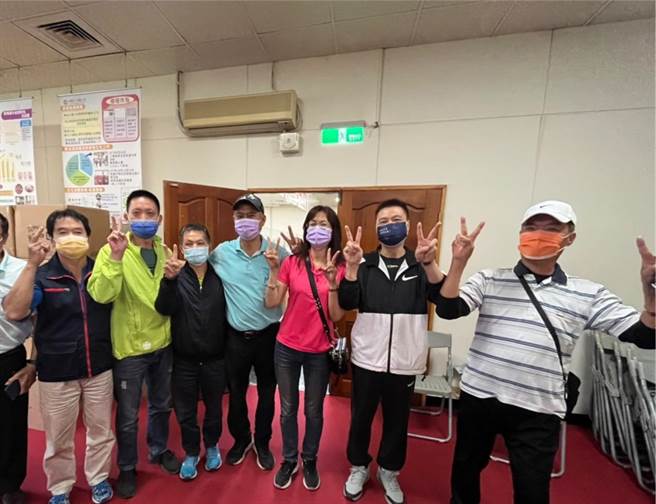 苏臻宥抽到「当选票」顺利连任下届里长，开心的与支持者合影。（陈梦茹摄）