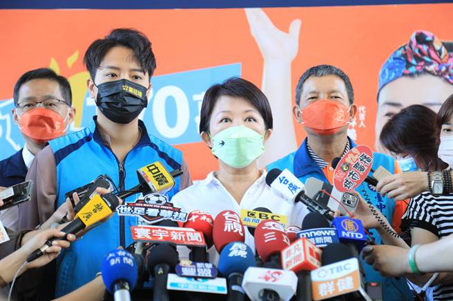 连任成功的台中市长卢秀燕上班首日拚经济。（林欣仪摄）