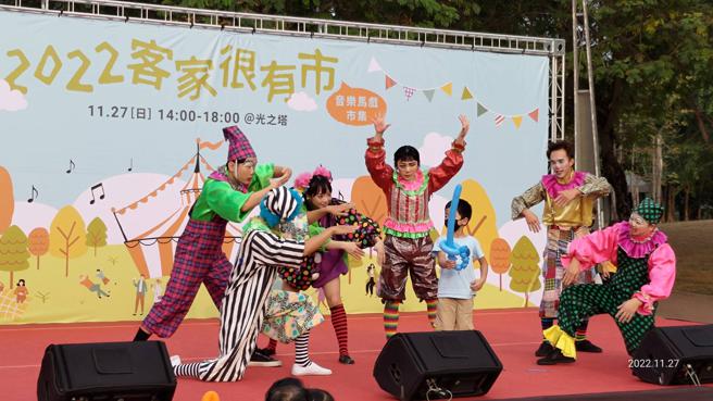 创造焦点马戏剧团与现场小朋友互动(品观点提供)