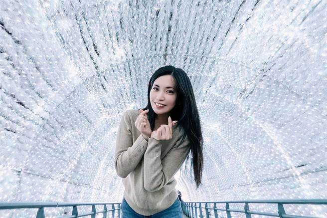 向前倾身的小技巧再加上广角拍照模式，就能挡住后方路人，拍出空景般照片。（新北市观光旅游局提供）