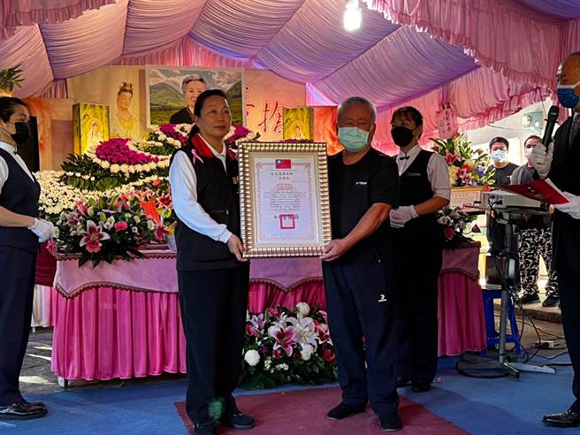 花莲县丰滨乡新社部落朱阿菊毕生致力保存噶玛兰族特有的香蕉丝编织工艺，本月19日辞世，享嵩寿102岁，县长徐榛蔚今（左）赴公祭致哀，代表县府颁发褒扬状予其家属。（丰滨乡公所提供／罗亦晽花莲传真）