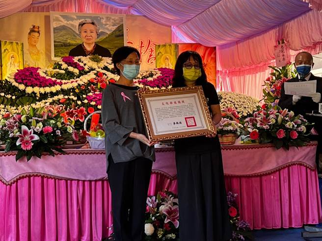 花莲县丰滨乡新社部落朱阿菊毕生致力保存噶玛兰族特有的香蕉丝编织工艺，本月19日辞世，享嵩寿102岁，文化部文化资产局主任秘书林满圆（左），今代表文化部颁发旌扬状予其家属。（丰滨乡公所提供／罗亦晽花莲传真）
