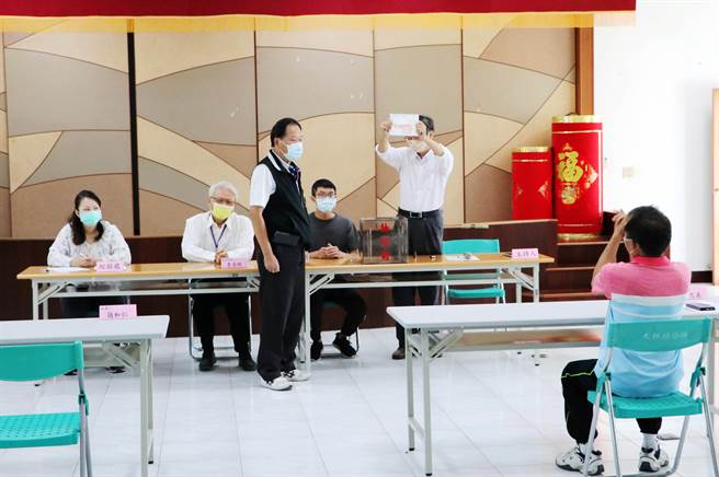 嘉义县林镇内林里长同票数，今早大林镇公所完成抽籤，由简和仁抽中当选籤。（大林镇公所提供∕吕妍庭嘉义传真）