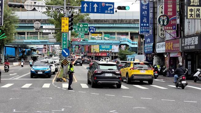 新北市政府交通于新庄中正路沿线4大路口建置科技执法，并于12月1日正式执法。（警方提供）