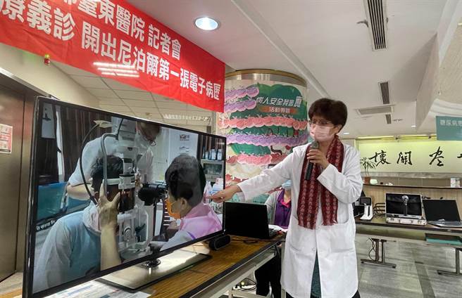 眼科医师谢静茹说明赴尼泊尔义诊情形。（庄哲权摄）