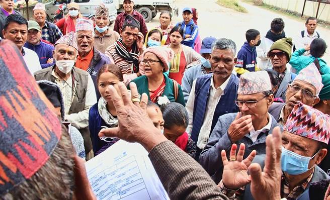 尼泊尔医疗资源匮乏，当地居民涌入义诊会场。（部东医院提供）