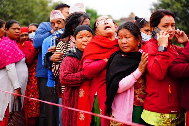 尼泊尔医疗资源匮乏，当地居民涌入义诊会场。（部东医院提供）