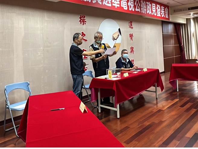 云林县2村长候选人得票数相同，选委会抽籤决定。（张朝欣摄）