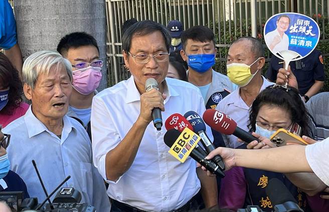 苏清泉赴屏东地院提出证据保全及重新验票。(林和生摄)