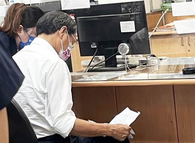 苏清泉赴屏东地院提出证据保全及重新验票。(林和生摄)