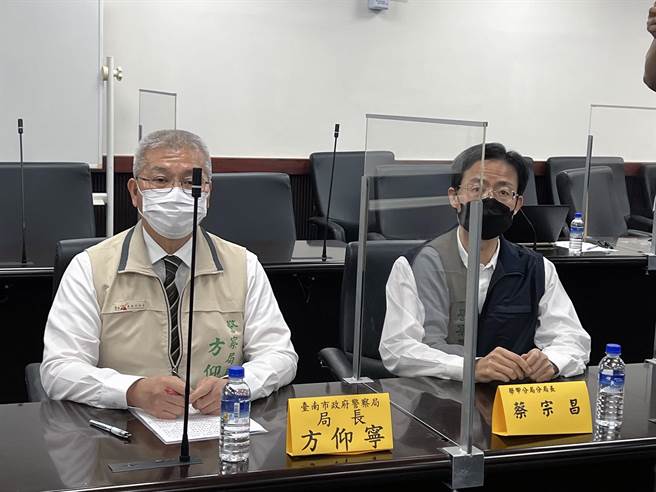 台南市警局长方仰寧（左）强调，办案讲求证据，证据到那里就办到哪里，基于侦查不公开原则，暂时无法对外说明侦办进度，请各界见谅。（洪荣志摄）