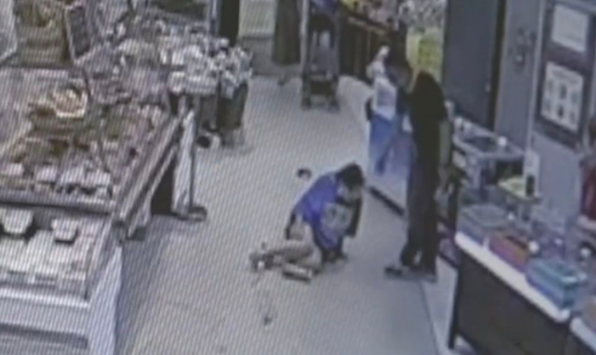 當事人因踩到櫻桃滑倒，導致骨折受傷。（翻攝秒拍）