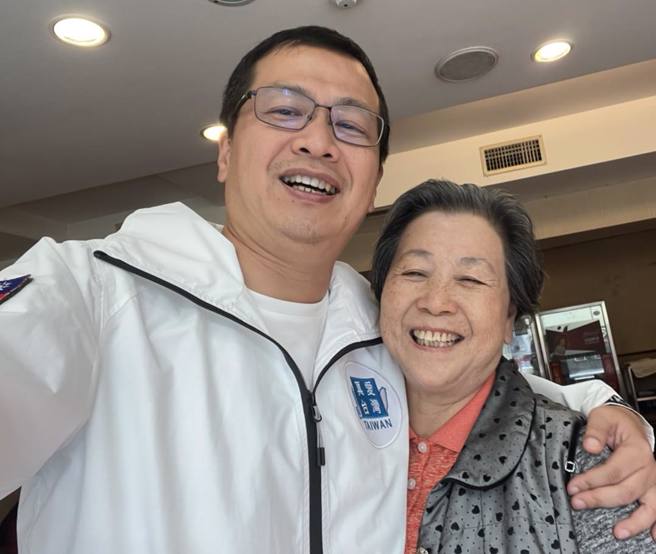 国民党台北市前议员罗智强27日与母亲享用甜蜜午餐，期间罗母说的一句话，吸引超过2.7万人按讚。（图／翻摄自罗智强脸书）