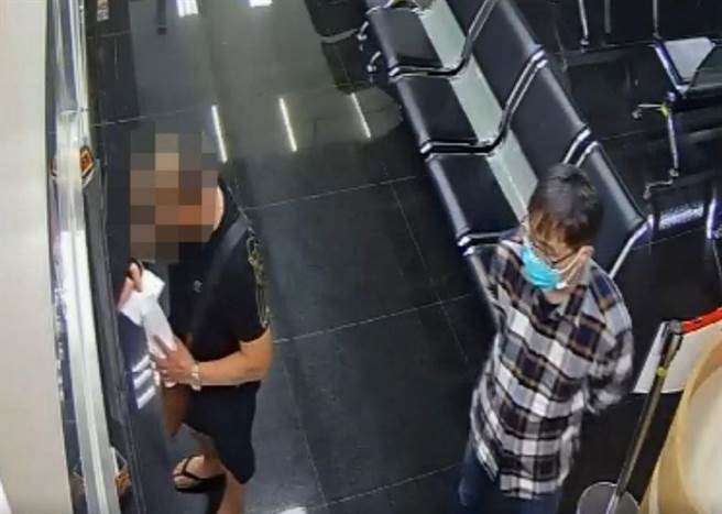 高雄张姓男子无照酒驾拒测，遭开罚18万9000元，事后不仅拒缴还企图将名下透天厝移转给他人，所幸行政执行署高雄分署人员即时查封，才逼张男乖乖缴清欠款，图为张男哥哥（左）到分署结清欠款。（法务部行政执行署高雄分署提供／袁庭尧高雄传真）