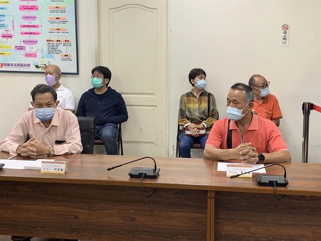 准里长邱清勋（左）抽中当选籤，老里长李永贵不服，将提出验票。（柯宗纬摄）