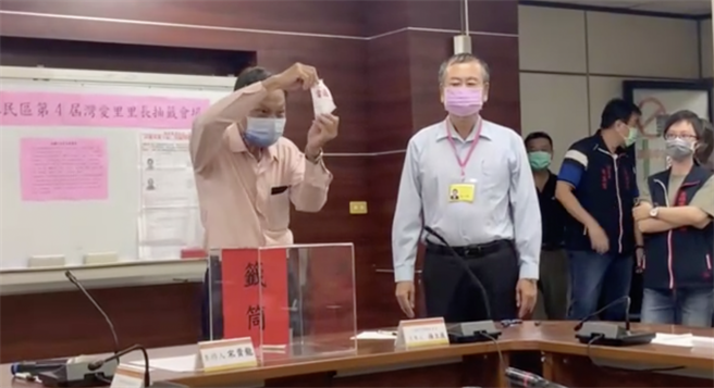 无党籍候选人邱清勋（左）抽中当选籤。（柯宗纬摄）