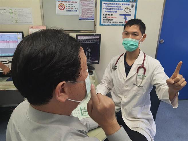 60岁邱先生日前因脑中风住院，经药物控制5天后顺利出院，未料1个月后回诊检查復发，经手术放入支架顺利恢復。（大里仁爱医院提供／潘虹恩台中传真）