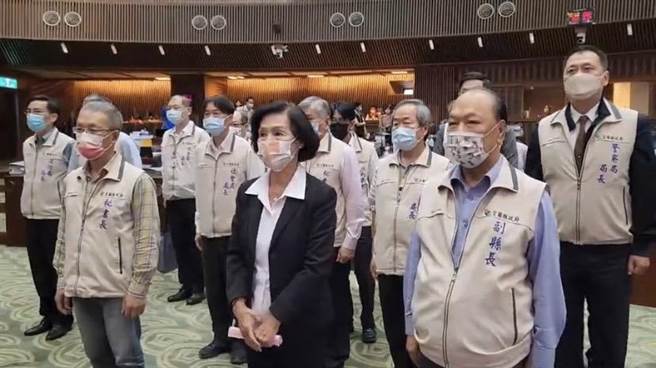 宜兰县议会临时会今（28日）开幕典礼，县长林姿妙（中）率领县府团队参加。（吴佩蓉摄）