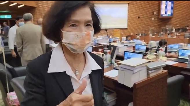 宜兰县长林姿妙被问及心情如何，她说，大家一团和气，宜兰县议会每一位议员都很战战兢兢、很优秀，就是一步一脚印。（吴佩蓉摄）