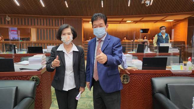 宜兰县长林姿妙（左）被问及心情如何，她说，大家一团和气，宜兰县议会每一位议员都很战战兢兢、很优秀，就是一步一脚印。（右为宜兰县议员黄浴沂）（吴佩蓉摄）